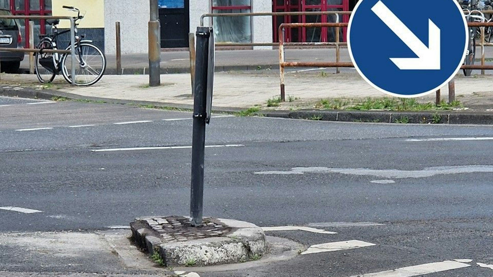 Eine Verkehrsinsel auf der Bachemer Straße in Köln-Lindenthal.