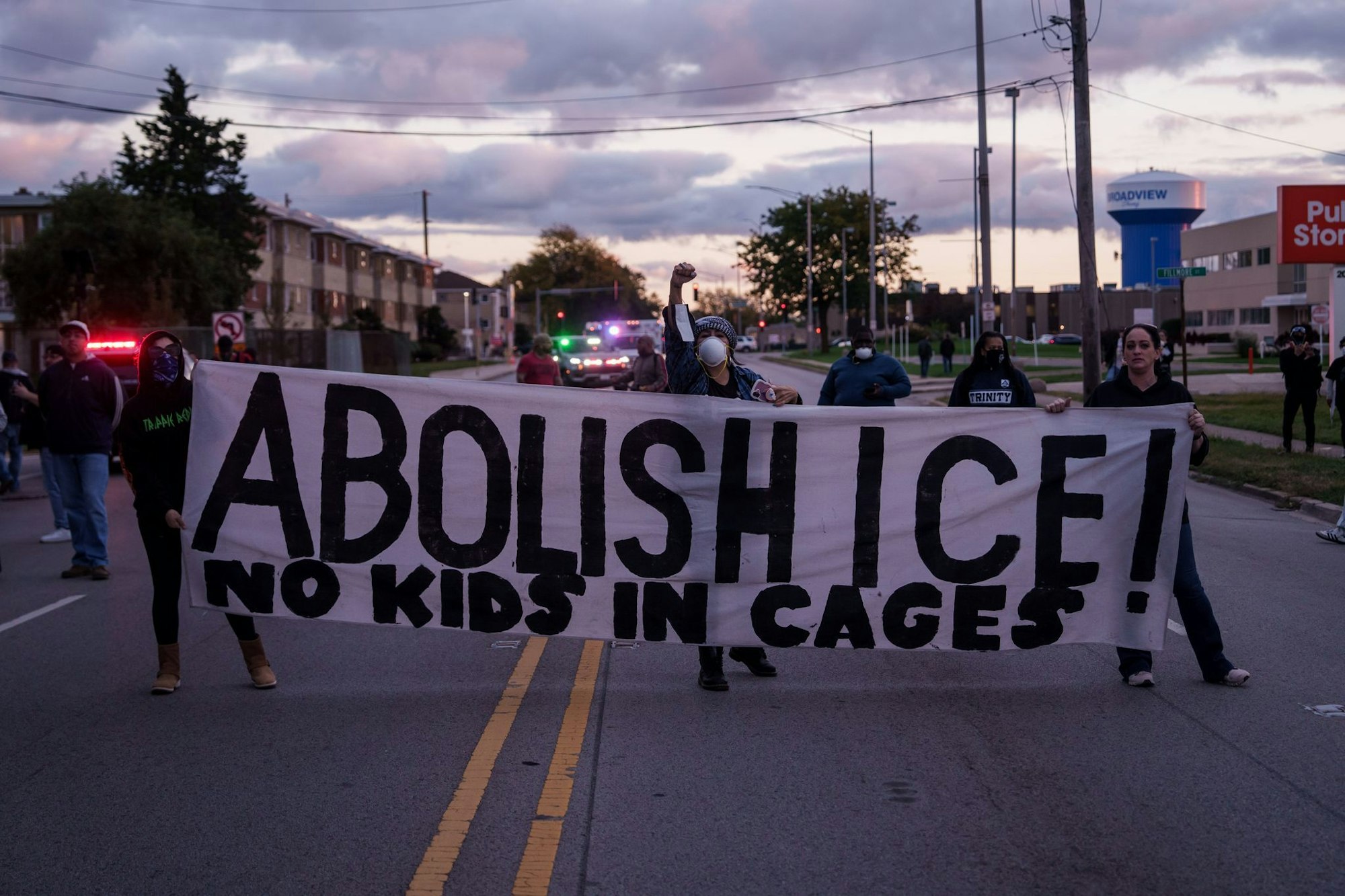 In dem Vorort von Chicago wird seit Wochen gegen das Vorgehen der Einwanderungsbehörde ICE protestiert. (Archivbild)