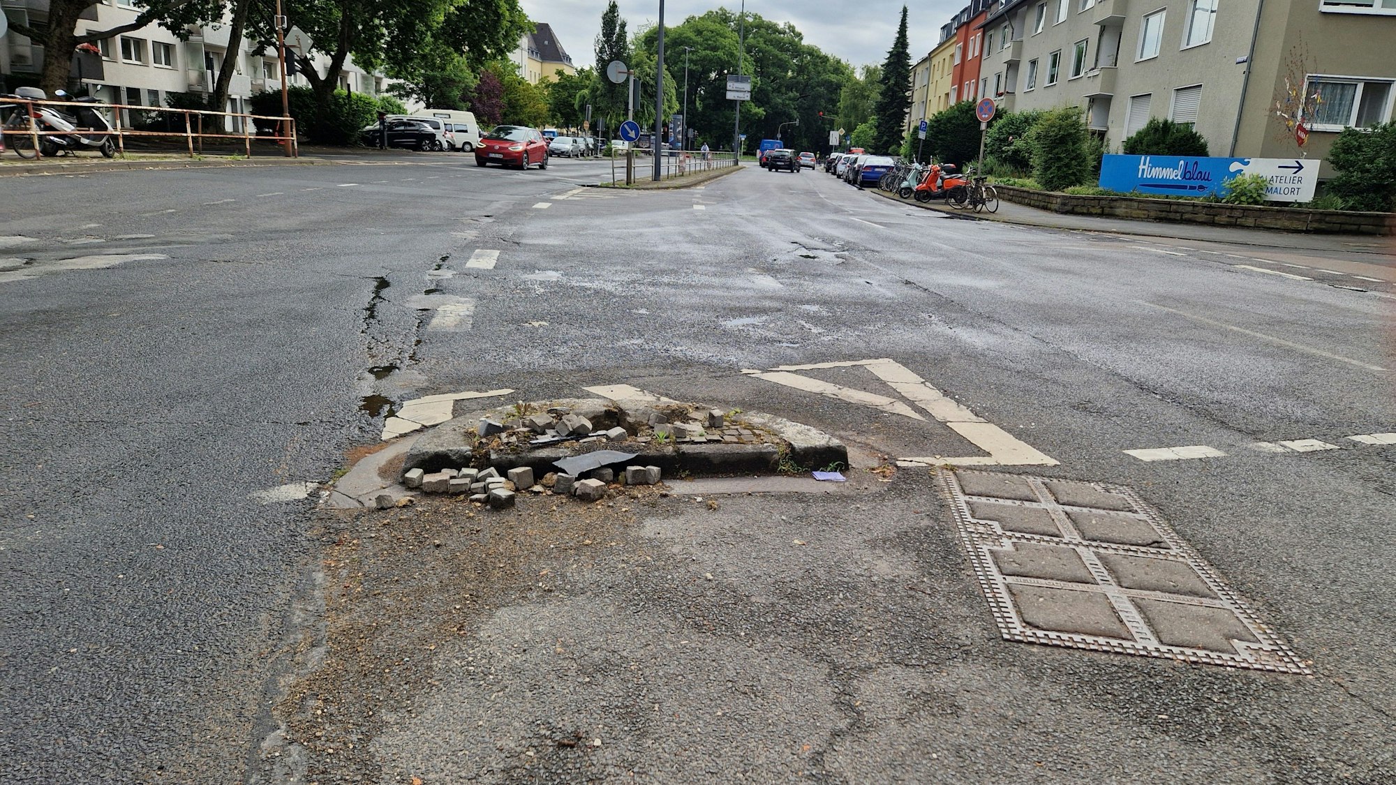 Eine Verkehrsinsel auf der Bachemer Straße in Köln-Lindenthal.