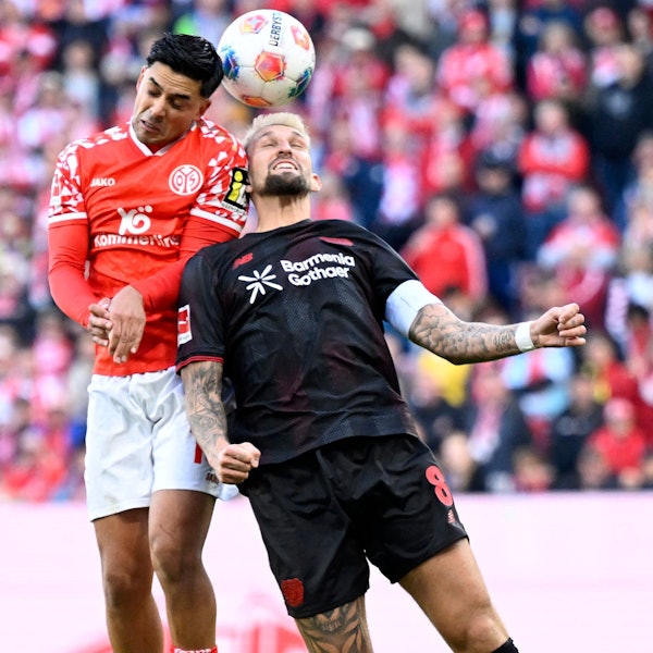Mainz' German midfielder #10 Nadiem Amiri (L) and Bayer Leverkusen's German midfielder #08 Robert Andrich vie for the ball during the German first division Bundesliga football match Mainz 05 v Bayer 04 Leverkusen in Mainz, western Germany on October 18, 2025. (Photo by Kirill KUDRYAVTSEV / AFP)