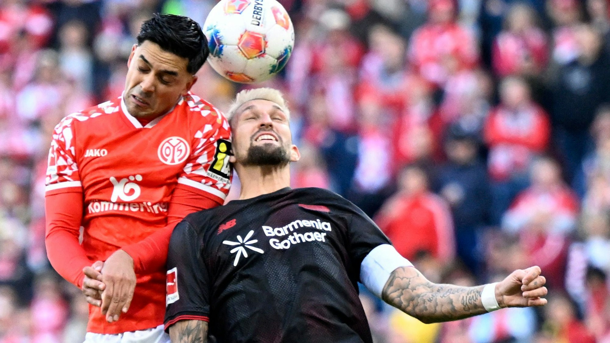 Mainz' German midfielder #10 Nadiem Amiri (L) and Bayer Leverkusen's German midfielder #08 Robert Andrich vie for the ball during the German first division Bundesliga football match Mainz 05 v Bayer 04 Leverkusen in Mainz, western Germany on October 18, 2025. (Photo by Kirill KUDRYAVTSEV / AFP)