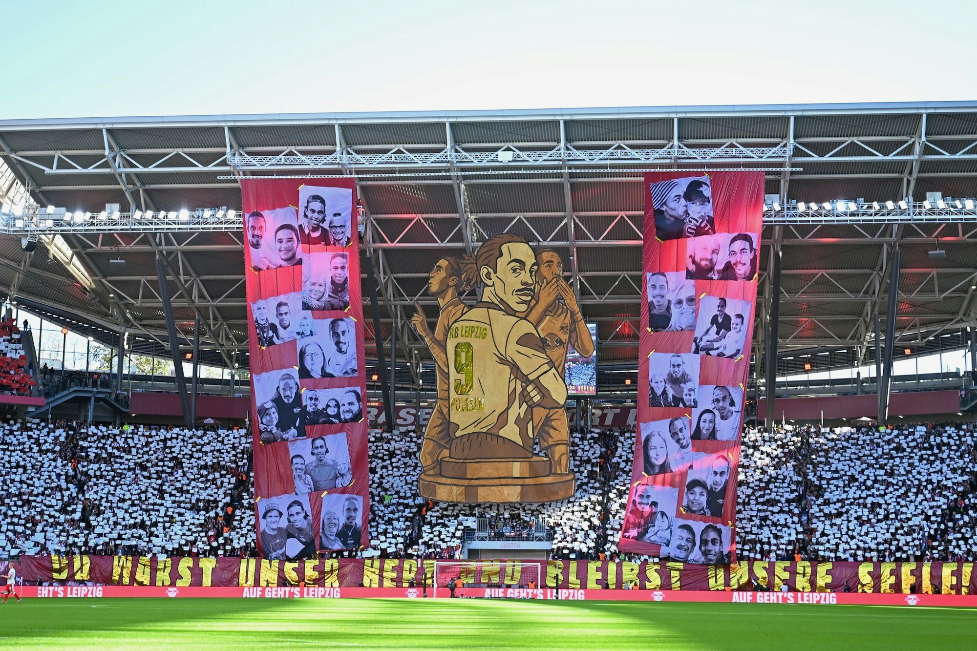 HSV-Kapitän Yussuf Poulsen wird bei RB Leipzig als Rekordspieler verabschiedet. Die Leipziger Fans widmeten dem Dänen eine große Choreografie.