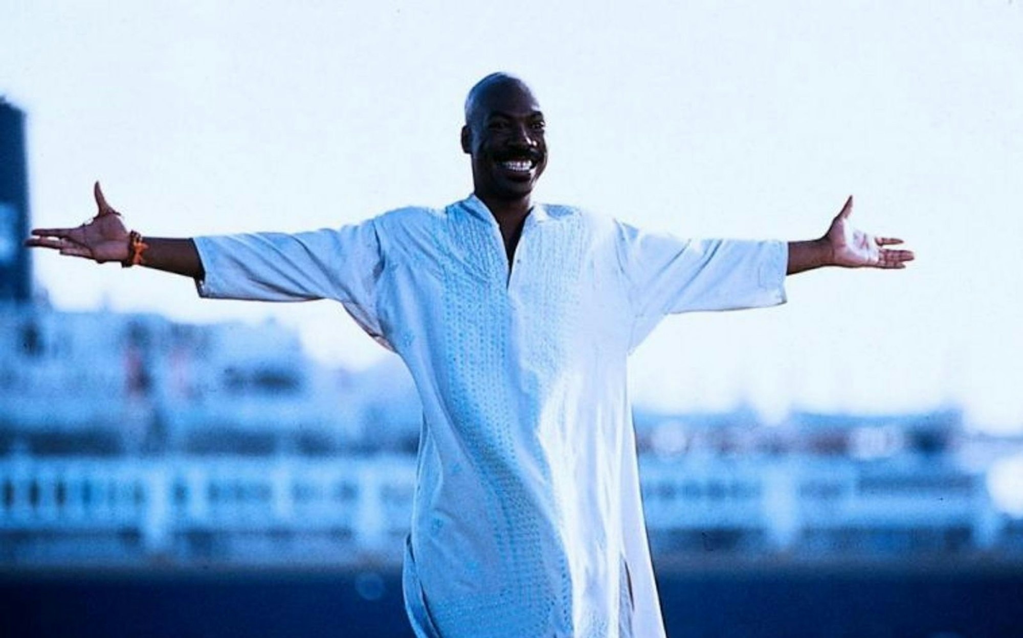 Seicht und zahnlos, statt gesellschaftskritisch: Eddie Murphy in „Der Guru“. (Bild: Touchstone Pictures)