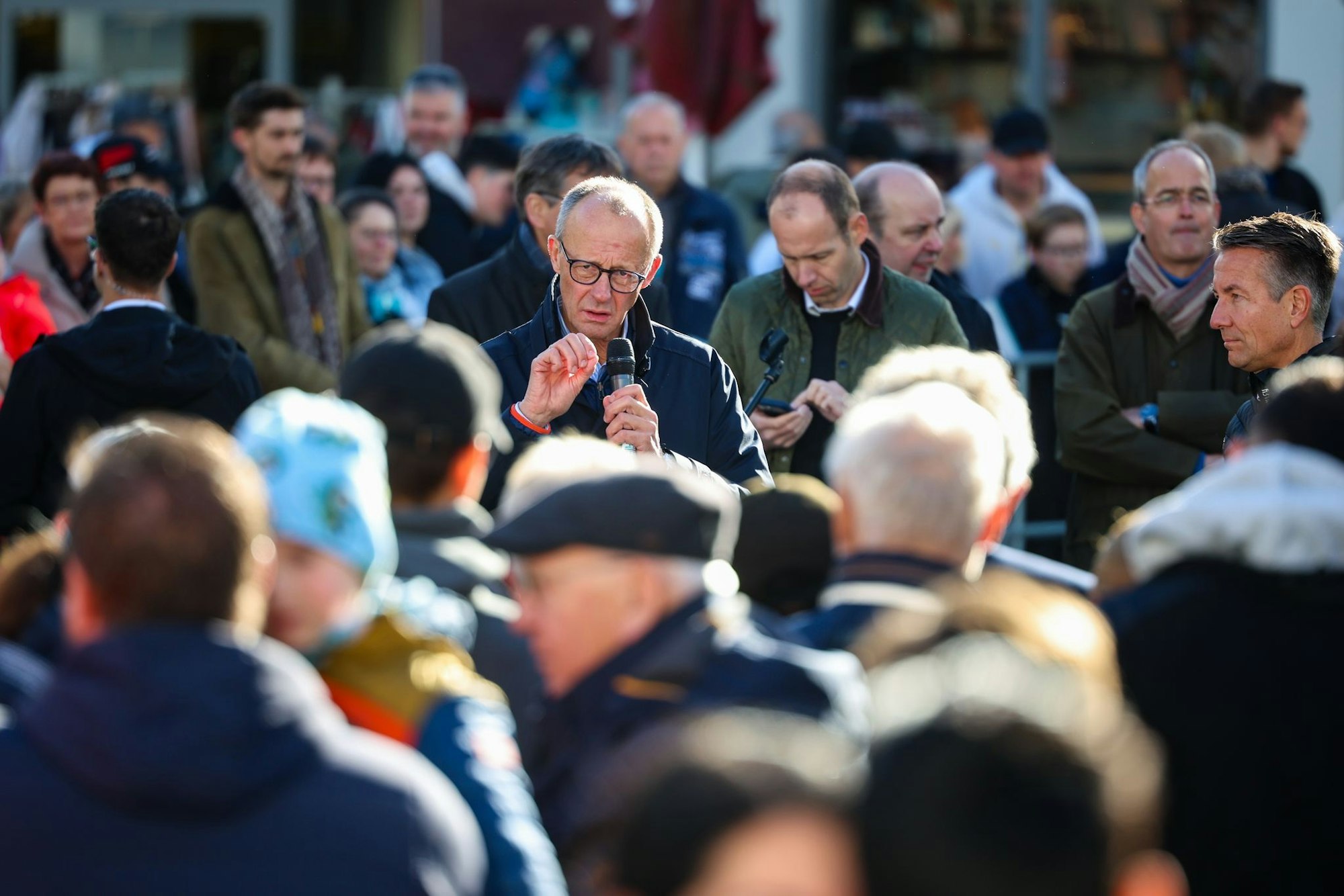 CDU-Chef Merz spricht in Meschede mit Bürgern.