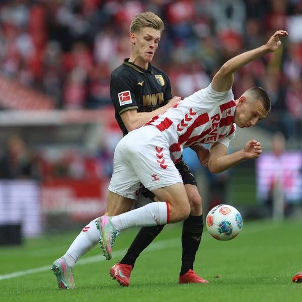 Kristoffer Lund vom 1. FC Köln beim Heimspiel gegen Augsburg im Zweikampf mit Anton Kade.
