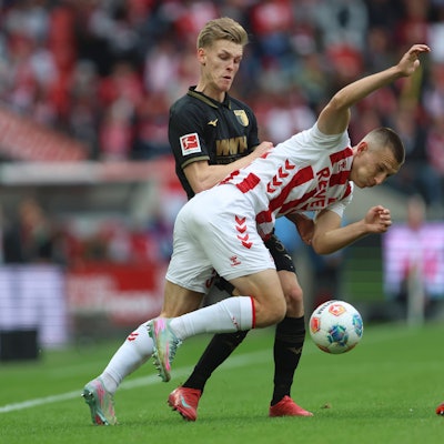 Kristoffer Lund vom 1. FC Köln beim Heimspiel gegen Augsburg im Zweikampf mit Anton Kade.