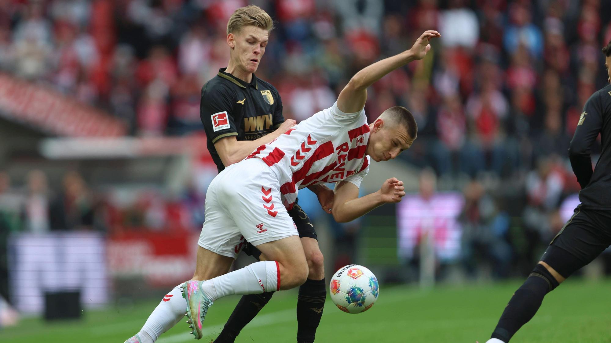 Kristoffer Lund vom 1. FC Köln beim Heimspiel gegen Augsburg im Zweikampf mit Anton Kade.