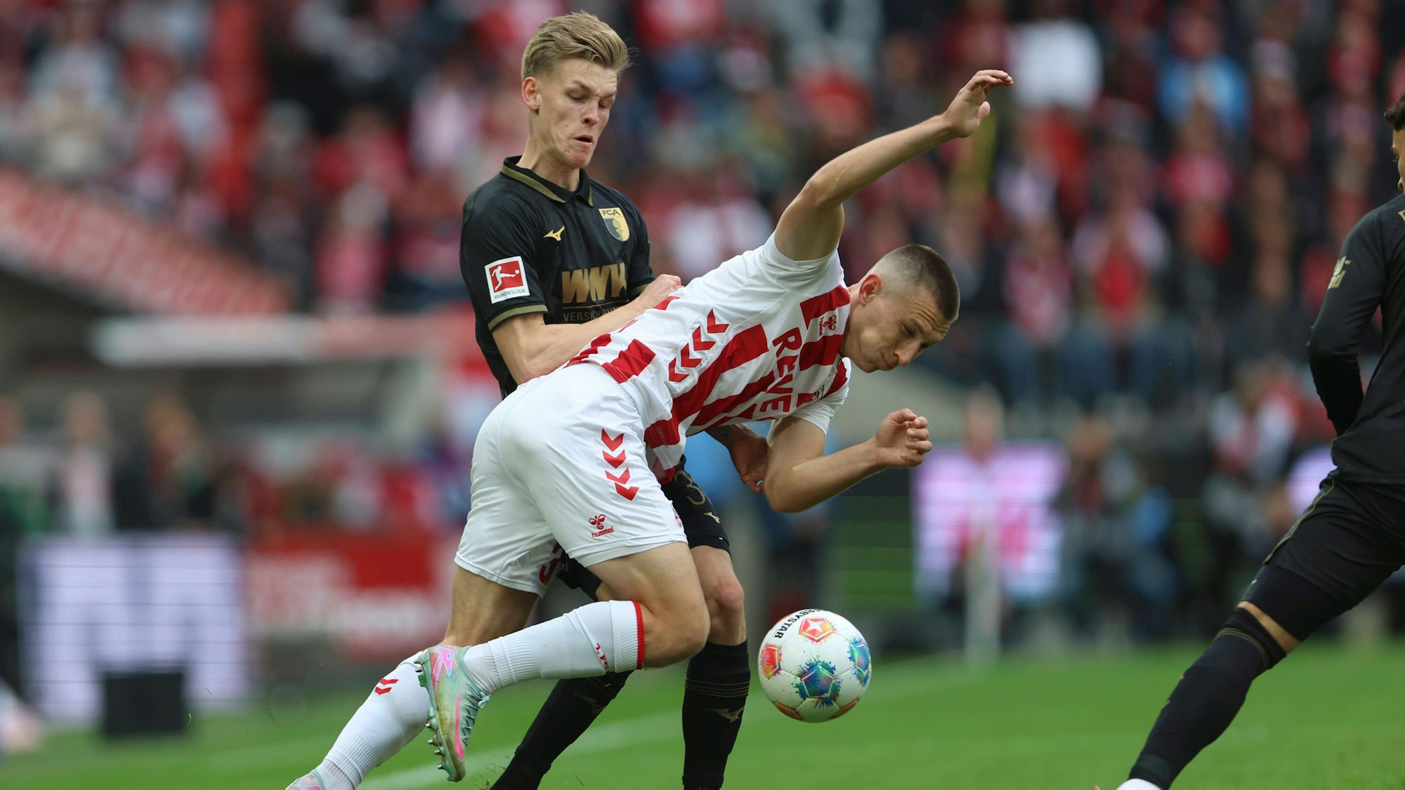 Kristoffer Lund vom 1. FC Köln beim Heimspiel gegen Augsburg im Zweikampf mit Anton Kade.