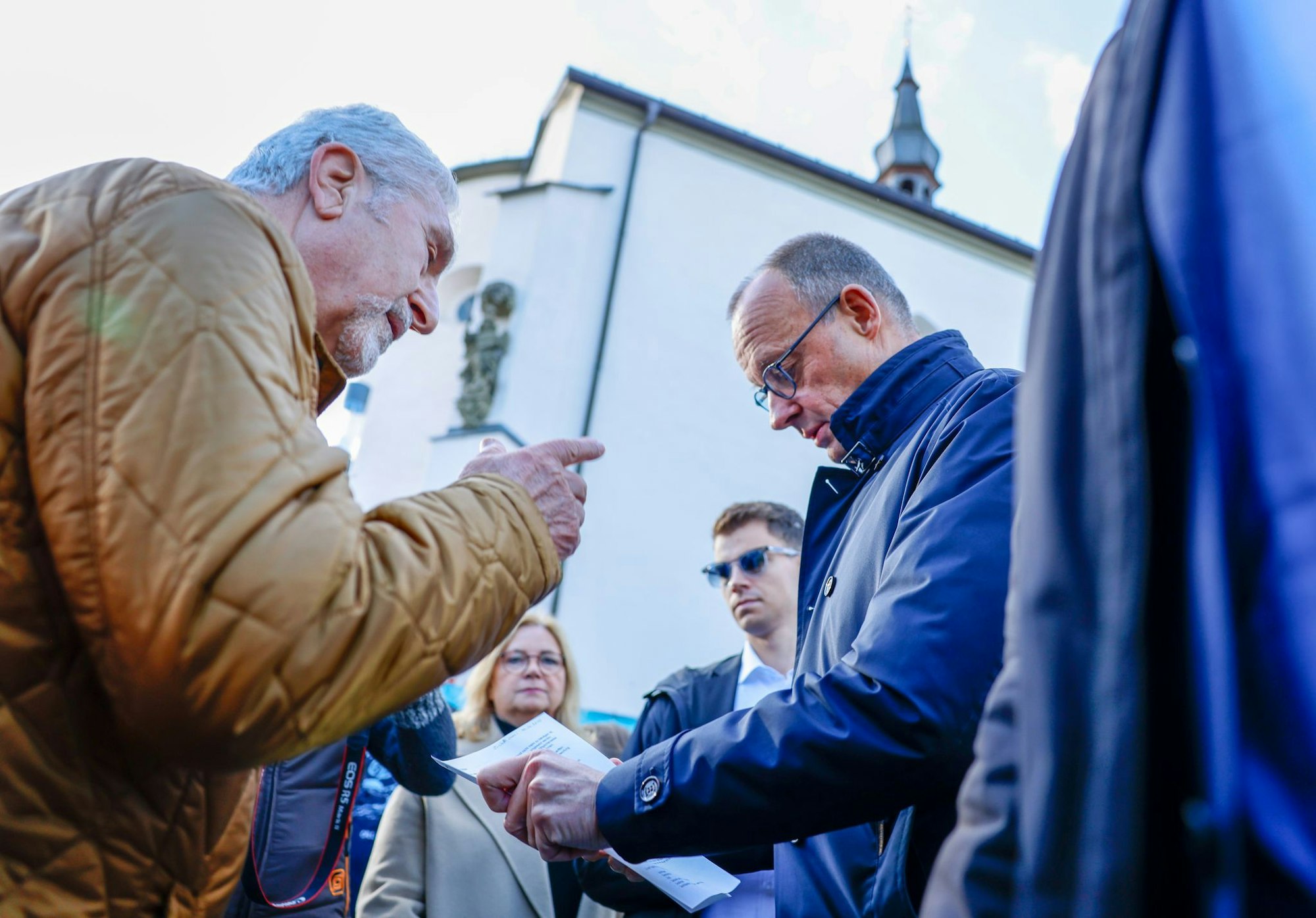Friedrich Merz im Gespräch mit Bürgern.