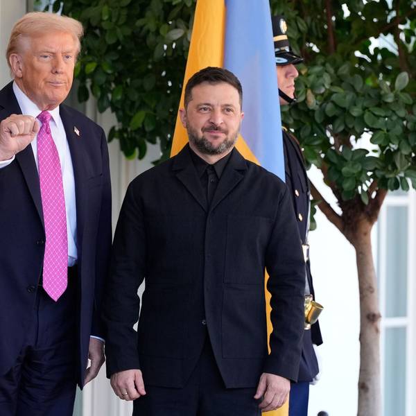 US-Präsident Donald Trump (l) gestikuliert neben dem ukrainischen Präsidenten Wolodymyr Selenskyj beim Empfang im Weißen Haus.