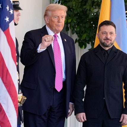 US-Präsident Donald Trump (l) gestikuliert neben dem ukrainischen Präsidenten Wolodymyr Selenskyj beim Empfang im Weißen Haus.