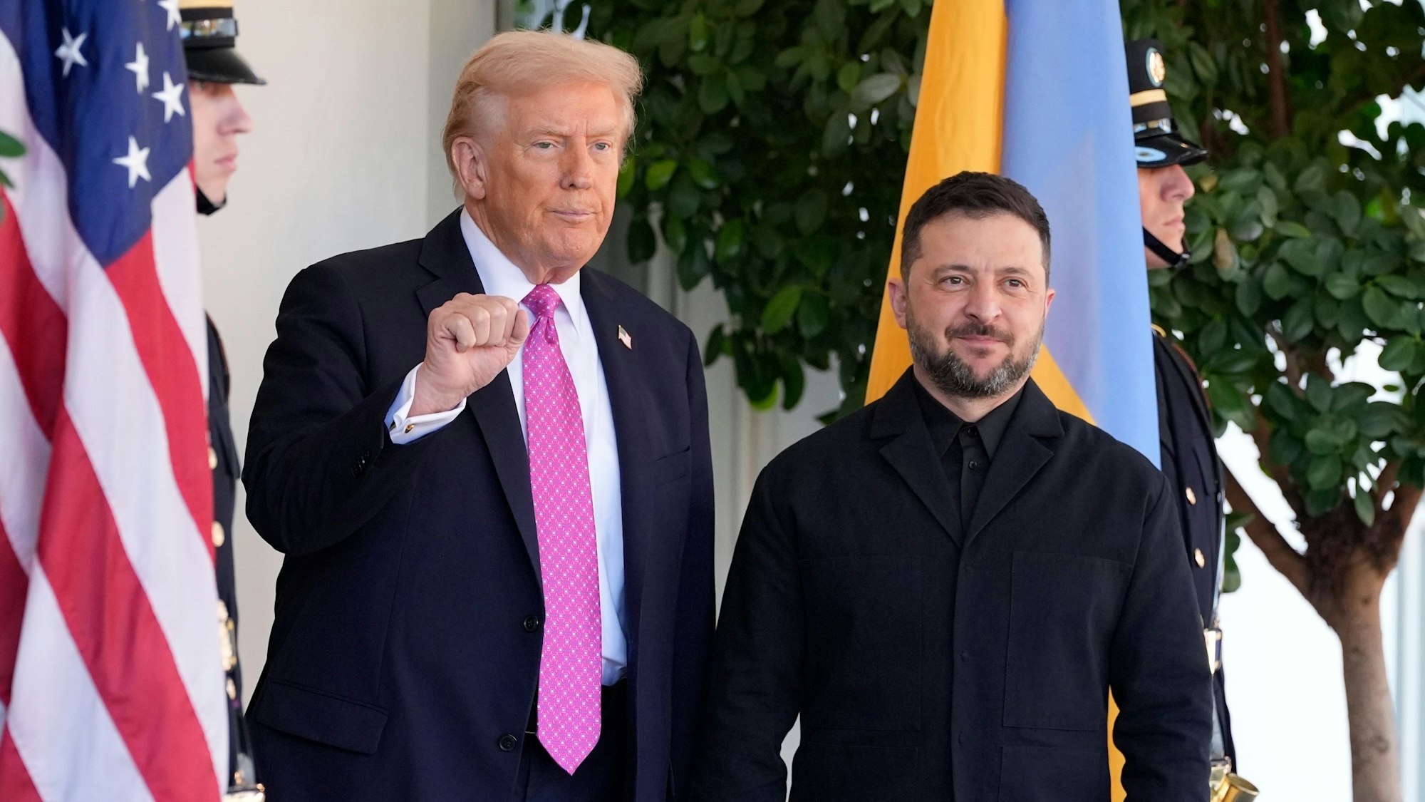 US-Präsident Donald Trump (l) gestikuliert neben dem ukrainischen Präsidenten Wolodymyr Selenskyj beim Empfang im Weißen Haus.