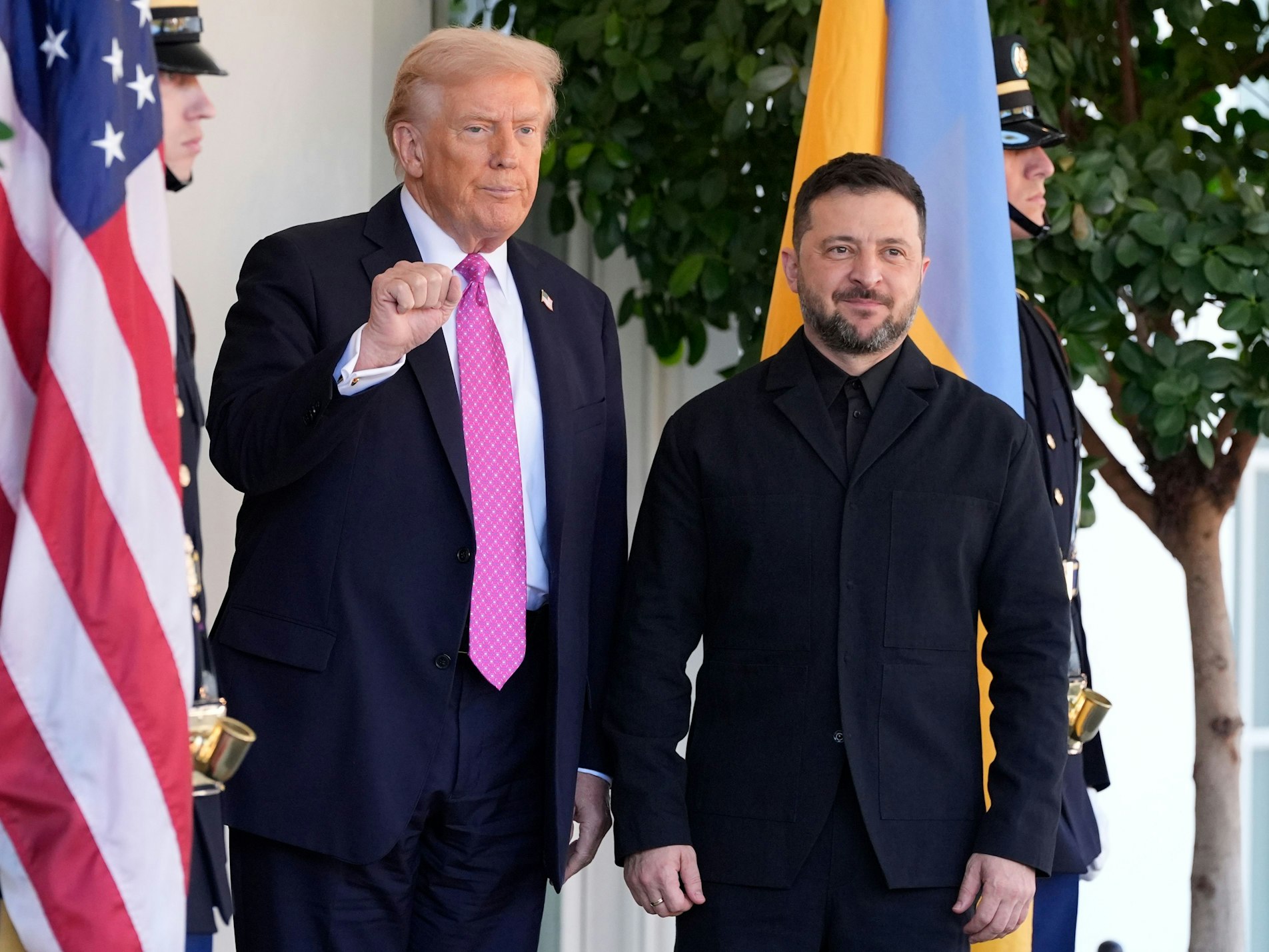 US-Präsident Donald Trump (l) gestikuliert neben dem ukrainischen Präsidenten Wolodymyr Selenskyj beim Empfang im Weißen Haus.