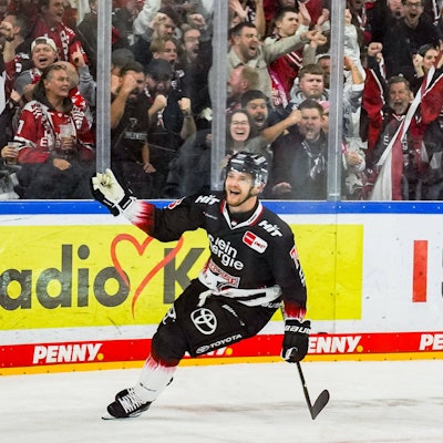 Eishockey Penny-DEL 12.Spieltag Kölner Haie - Straubing Tigers am 19.10.2025 in der Lanxess Arena in Köln Nate Schnarr Köln bejubelt seinen Treffer zum 4:4 Gemäß den Vorgaben der DEL Deutsche Eishockey Liga ist die Publikation und Weiterverwertung der Aufnahmen in elektronischen Medien und Endgeräten aller Art während des laufenden Spiels nicht zulässig. *** Ice Hockey Penny DEL 12 Matchday Cologne Sharks Straubing Tigers on 19 10 2025 at the Lanxess Arena in Cologne Nate Schnarr Cologne celebrates his goal for 4 4 According to the regulations of the DEL German Ice Hockey League, the publication and further utilization of the recordings in electronic media and end devices of all kinds during the ongoing game is not permitted xDMx