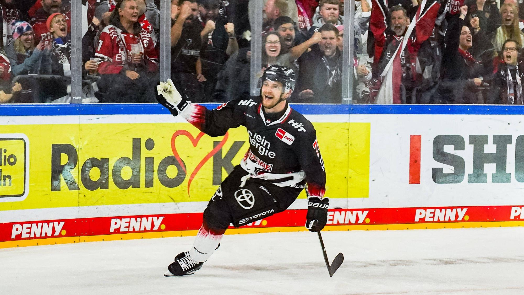 Eishockey Penny-DEL 12.Spieltag Kölner Haie - Straubing Tigers am 19.10.2025 in der Lanxess Arena in Köln Nate Schnarr Köln bejubelt seinen Treffer zum 4:4 Gemäß den Vorgaben der DEL Deutsche Eishockey Liga ist die Publikation und Weiterverwertung der Aufnahmen in elektronischen Medien und Endgeräten aller Art während des laufenden Spiels nicht zulässig. *** Ice Hockey Penny DEL 12 Matchday Cologne Sharks Straubing Tigers on 19 10 2025 at the Lanxess Arena in Cologne Nate Schnarr Cologne celebrates his goal for 4 4 According to the regulations of the DEL German Ice Hockey League, the publication and further utilization of the recordings in electronic media and end devices of all kinds during the ongoing game is not permitted xDMx
