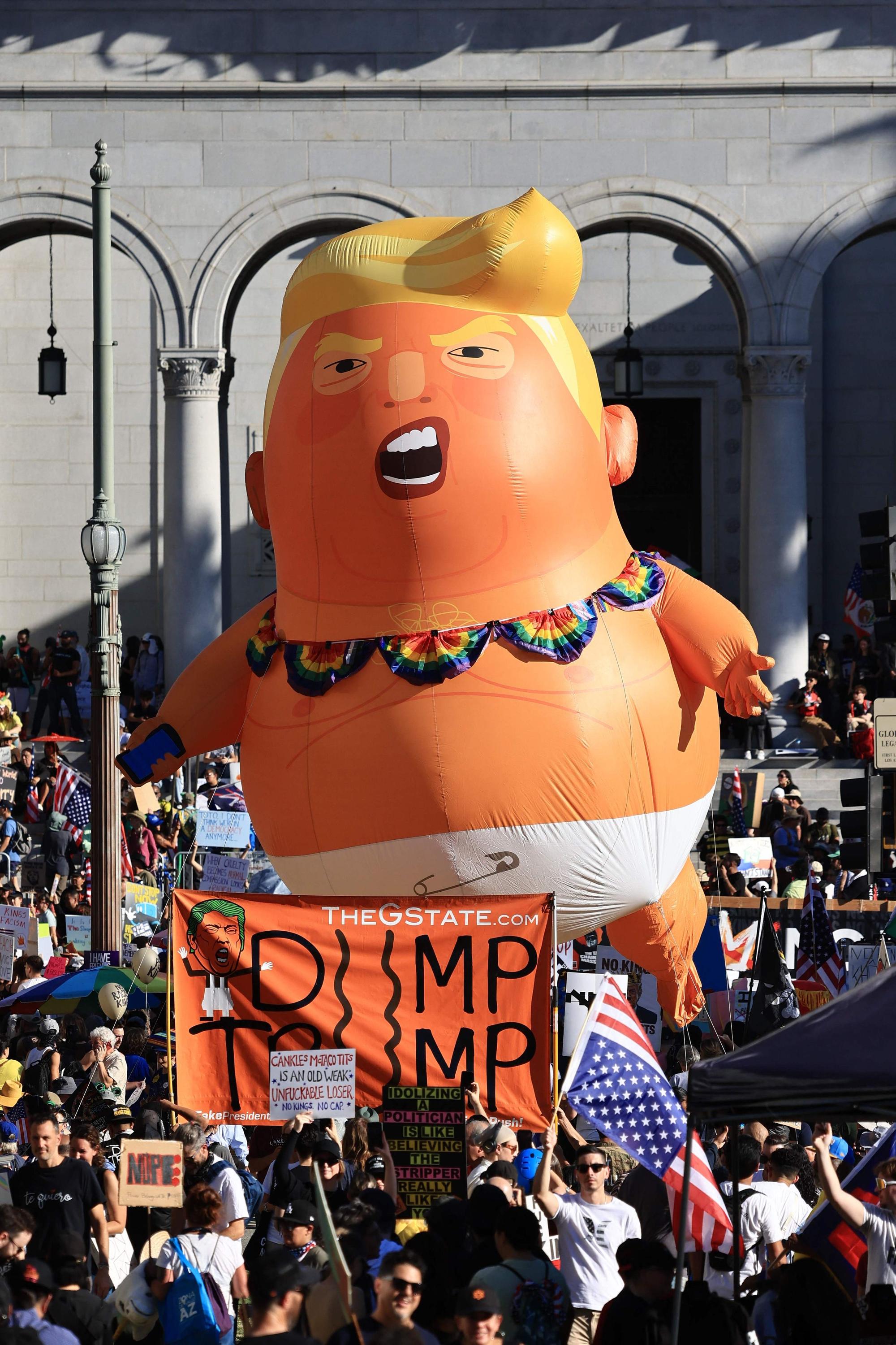 Menschen gehen gegen die Politik von Donald Trump auf die Straße.