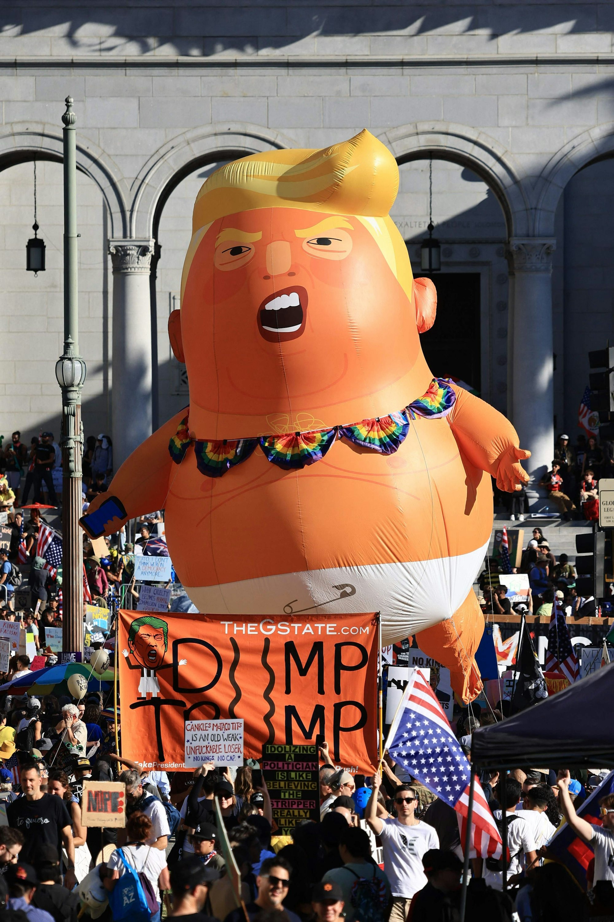 Menschen gehen gegen die Politik von Donald Trump auf die Straße.
