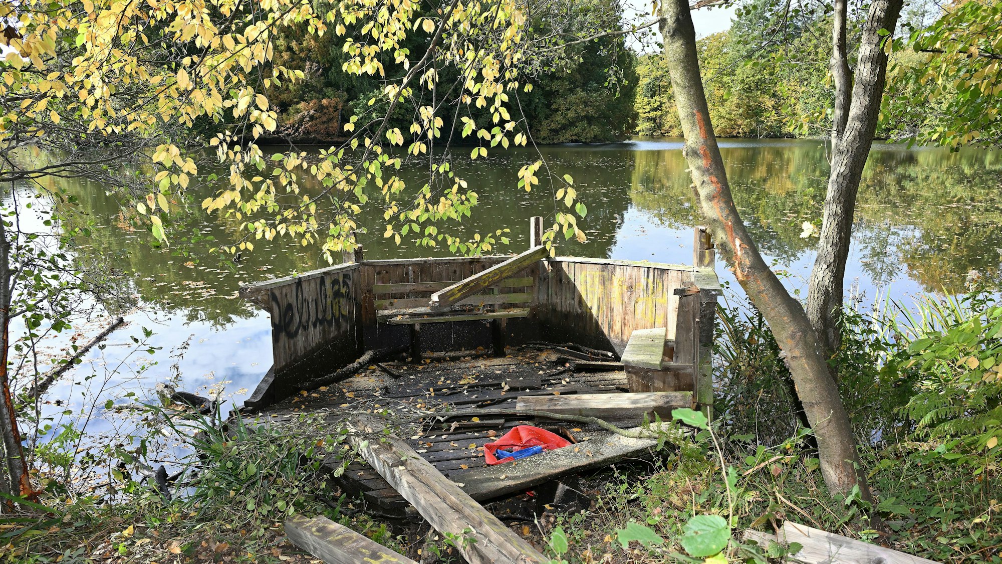 Ans Ufer gezogen wurde der marode Holzpavillon - und dann von Einsatzkräften des Technischen Hilfswerkes schnell abgebaut.