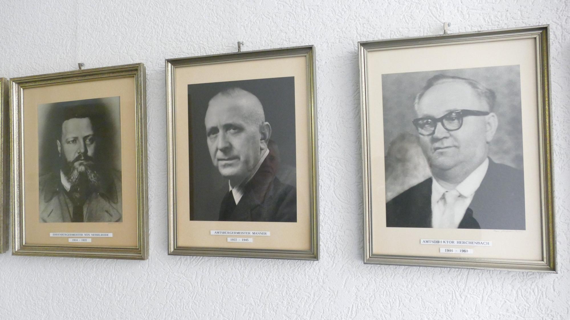 Hubert Manner, auf einem Porträt in der Mitte von drei Fotos gezeigt, war von 1922 bis 1945 Bürgermeister in Ruppichteroth und folgte der NSDAP-Linie.
