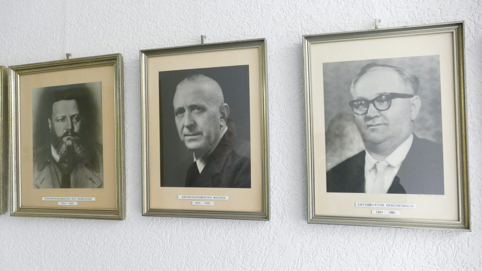Hubert Manner, auf einem Porträt in der Mitte von drei Fotos gezeigt, war von 1922 bis 1945 Bürgermeister in Ruppichteroth und folgte der NSDAP-Linie.