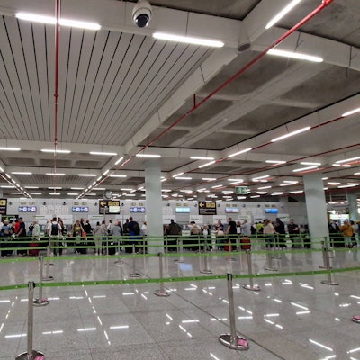 Wartende Passagiere am Abflugschalter des Flughafens Palma de Mallorca. (Archivbild)