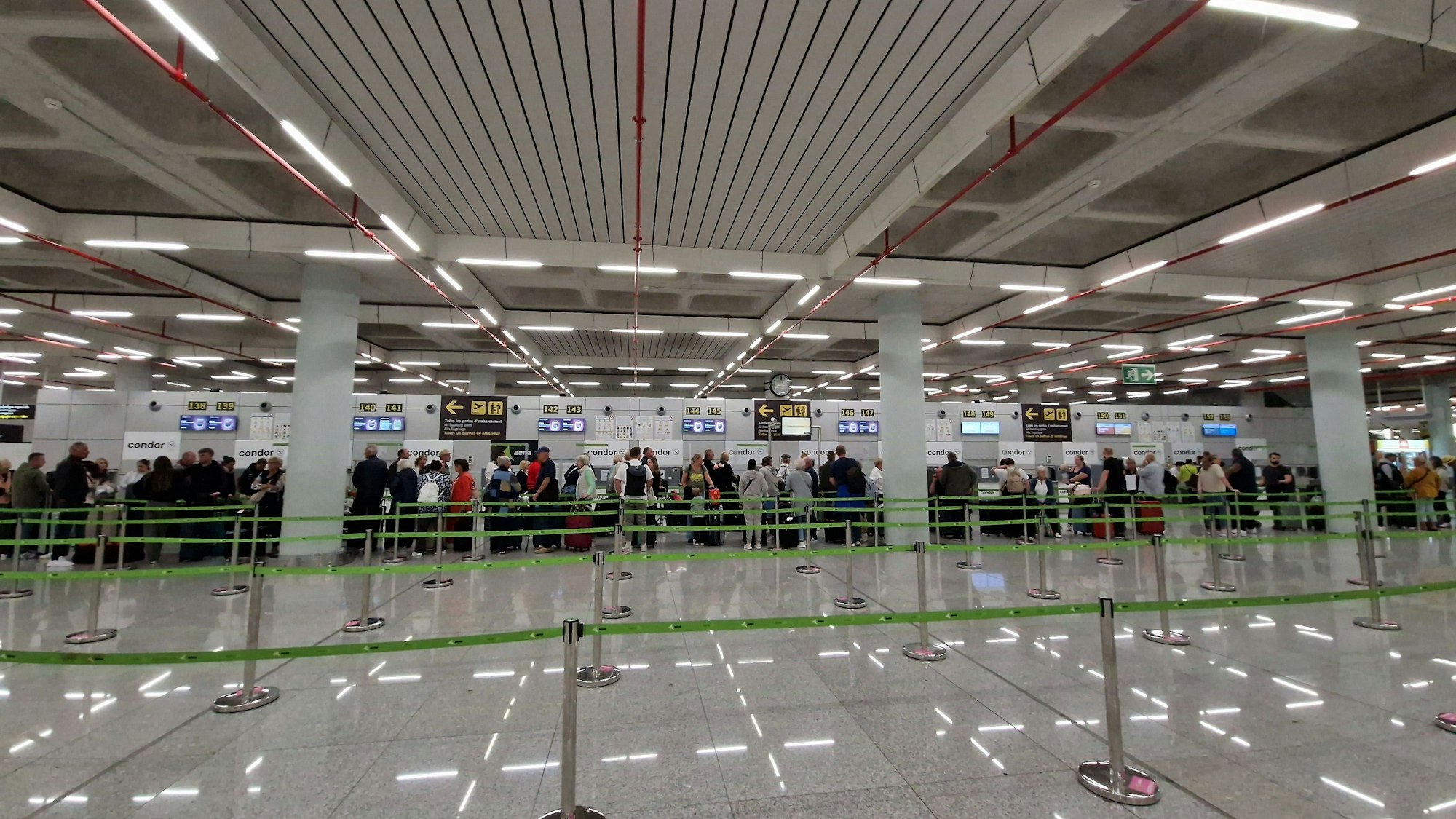 Wartende Passagiere am Abflugschalter des Flughafens Palma de Mallorca. (Archivbild)