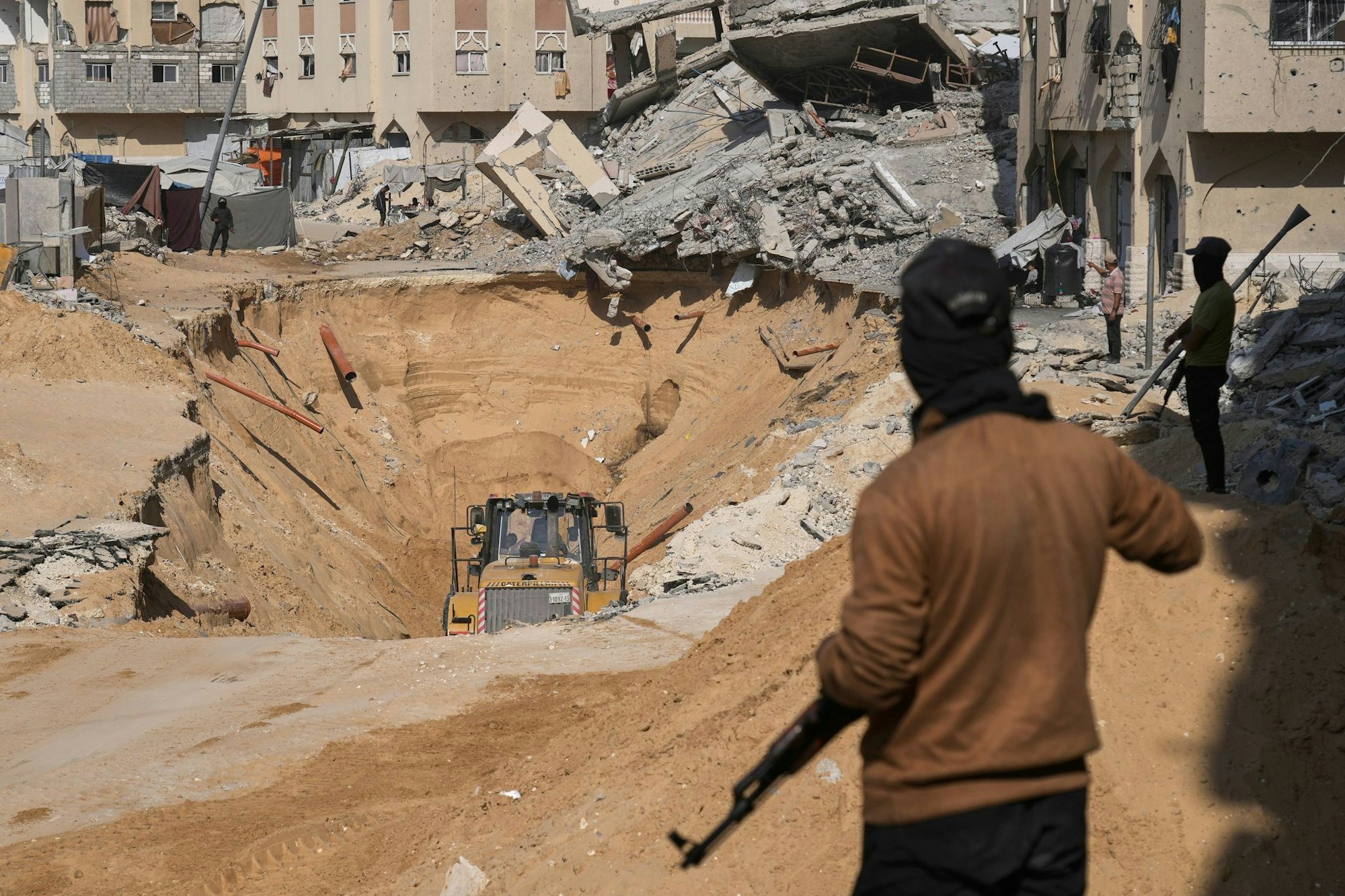 Mitglieder der islamistischen Hamas suchen nach Leichen israelischer Geiseln.