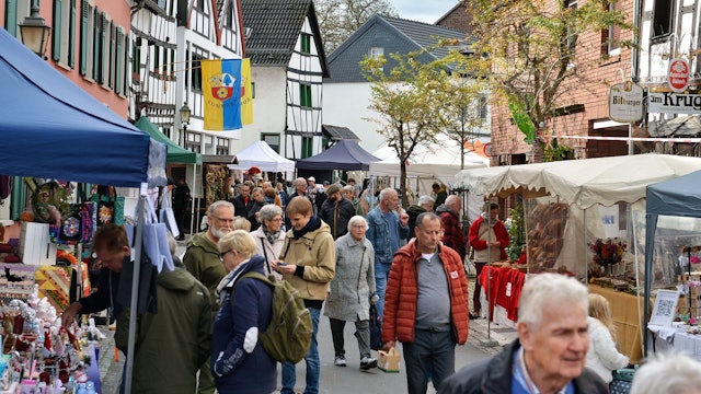 Besucher schlendern vorbei an den Ständen des Handwerkermarktes in Kommern.