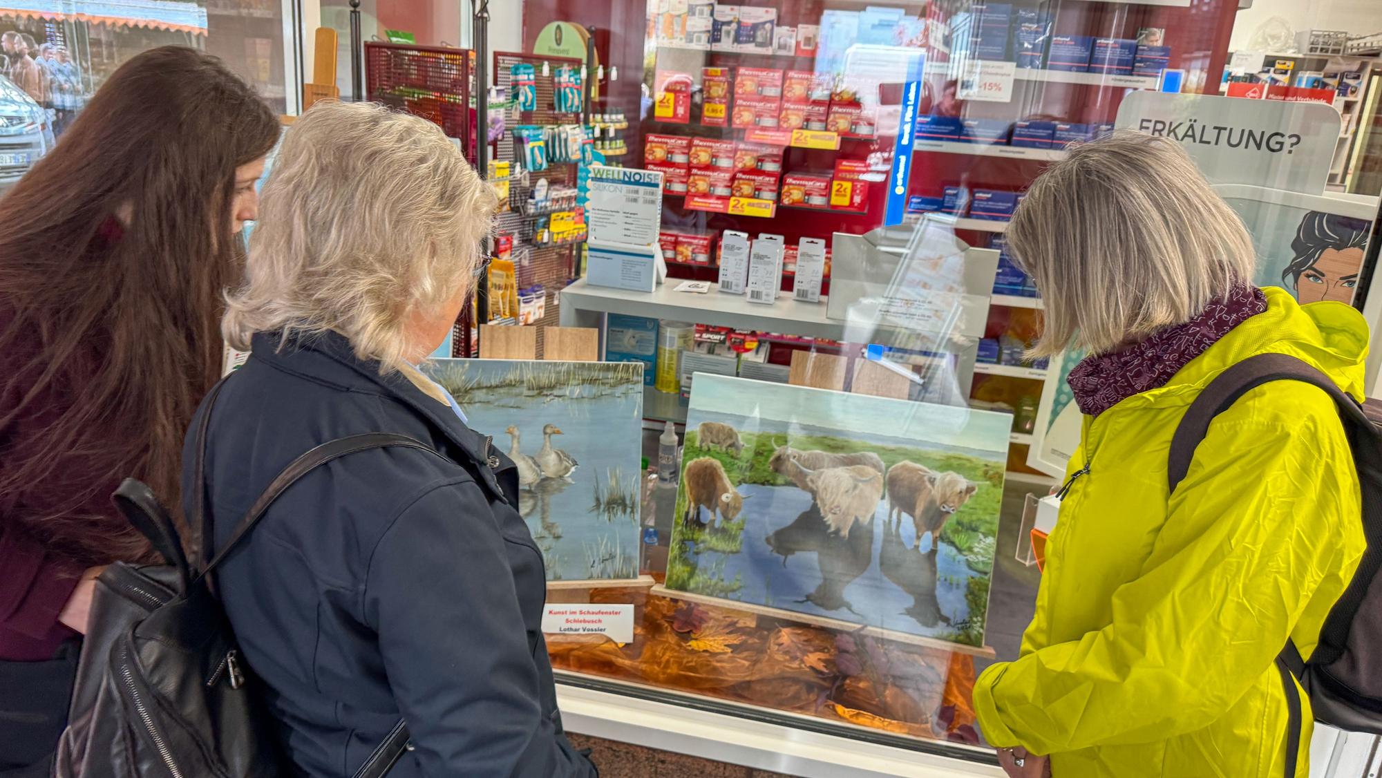In Schlebusch verwandeln sich Schaufenster in Leinwände, und jeder Blick wird zum neuen Bildmoment.