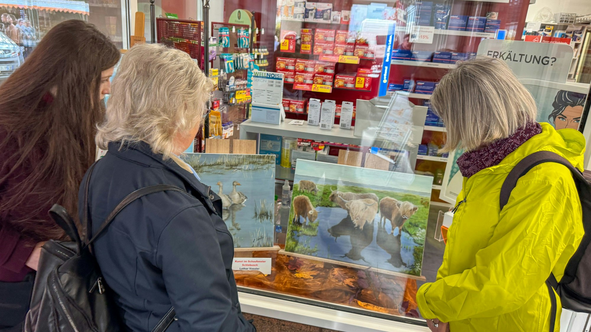 In Schlebusch verwandeln sich Schaufenster in Leinwände, und jeder Blick wird zum neuen Bildmoment.