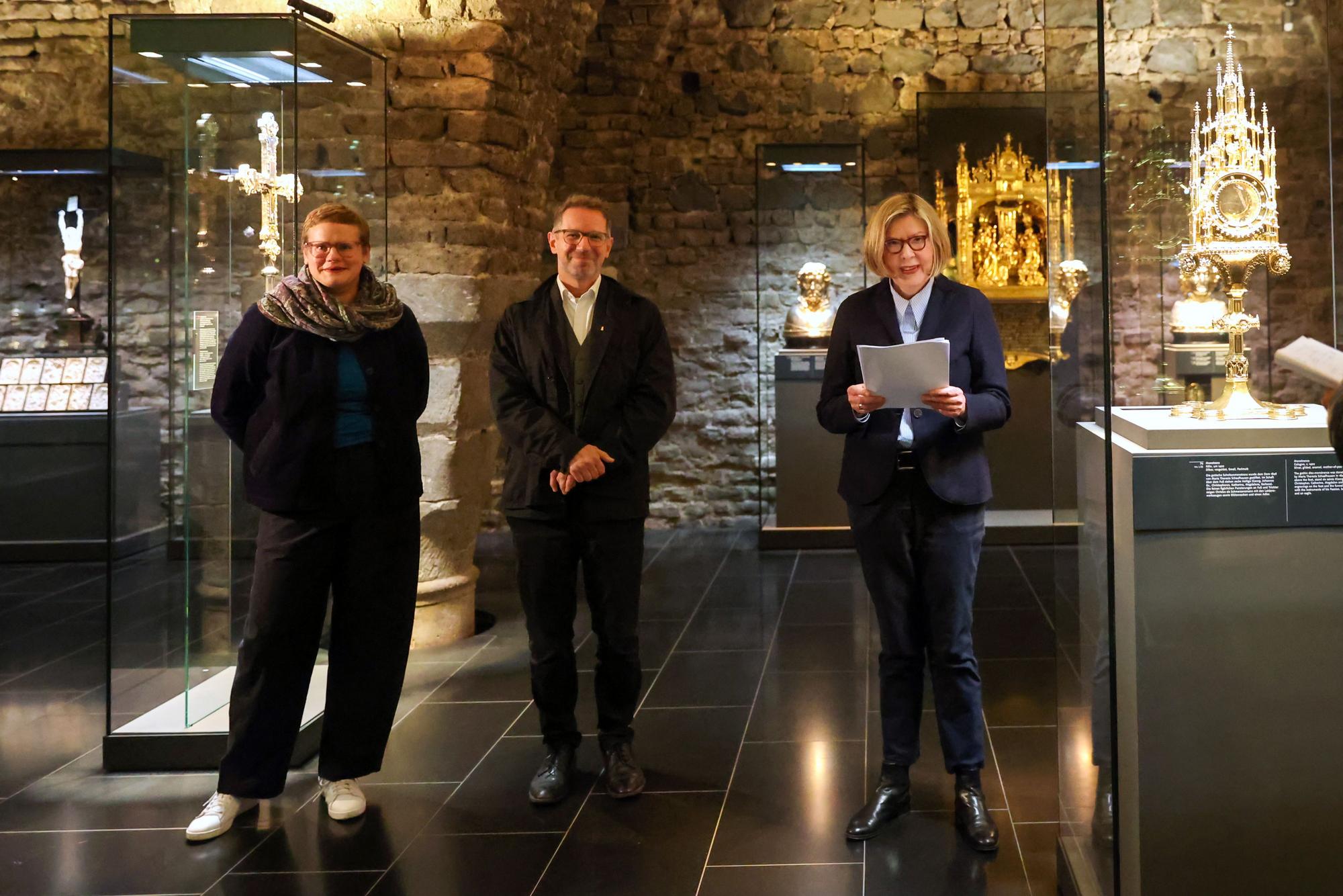 17.10.2025
Köln:
Die Kölner Domschatzkammer informiert über ihr 25-jähriges Jubiläum und ihre Sonderausstellung „Der Kaiserswerther Suitbertusschrein in Restaurierung“.
Dr. Anna Pawlik, Erzdiözesankonservatorin
Peter Füssenich, Dombaumeister
Dr. Leonie Becks, Leiterin der Kölner Domschatzkammer
Foto: Martina Goyert