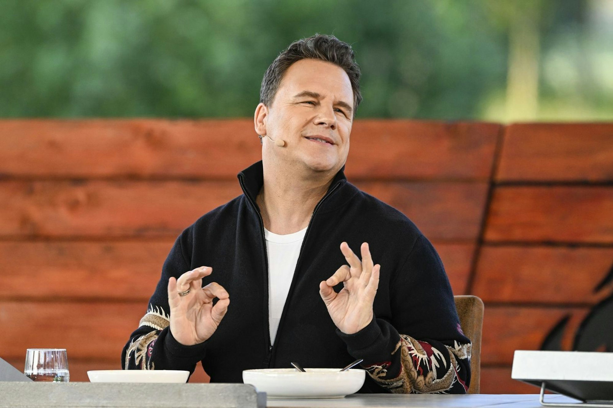 „Soooo lecker!“ Leckermäulchen Guido Maria Kretschmer gibt beiden Dessert-Tellern neun Punkte. (Bild: RTL/Markus Hertrich)
