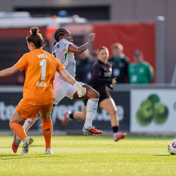 Charlotte Voll Bayer 04 Leverkusen, 1 mit einem Foul an Lineth Beerensteyn VfL Wolfsburg, 9 19.10.2025, Bayer Leverkusen - VfL Wolfsburg, Fussball, 7. Spieltag, Google Pixel Frauen-Bundesliga, GER, Leverkusen, Ulrich Haberland Stadion DFL regulations prohibit any use of photographs as image sequences and/or quasi-video. *** Charlotte Voll Bayer 04 Leverkusen, 1 with a foul on Lineth Beerensteyn VfL Wolfsburg, 9 19 10 2025, Bayer Leverkusen VfL Wolfsburg, Football, Matchday 7, Google Pixel Frauen Bundesliga, GER, Leverkusen, Ulrich Haberland Stadion DFL regulations prohibit any use of photographs as image sequences and or quasi video Copyright: HMBxMedia/xMarcoxBader