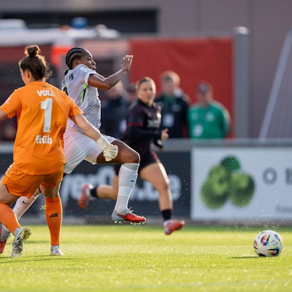 Charlotte Voll Bayer 04 Leverkusen, 1 mit einem Foul an Lineth Beerensteyn VfL Wolfsburg, 9 19.10.2025, Bayer Leverkusen - VfL Wolfsburg, Fussball, 7. Spieltag, Google Pixel Frauen-Bundesliga, GER, Leverkusen, Ulrich Haberland Stadion DFL regulations prohibit any use of photographs as image sequences and/or quasi-video. *** Charlotte Voll Bayer 04 Leverkusen, 1 with a foul on Lineth Beerensteyn VfL Wolfsburg, 9 19 10 2025, Bayer Leverkusen VfL Wolfsburg, Football, Matchday 7, Google Pixel Frauen Bundesliga, GER, Leverkusen, Ulrich Haberland Stadion DFL regulations prohibit any use of photographs as image sequences and or quasi video Copyright: HMBxMedia/xMarcoxBader