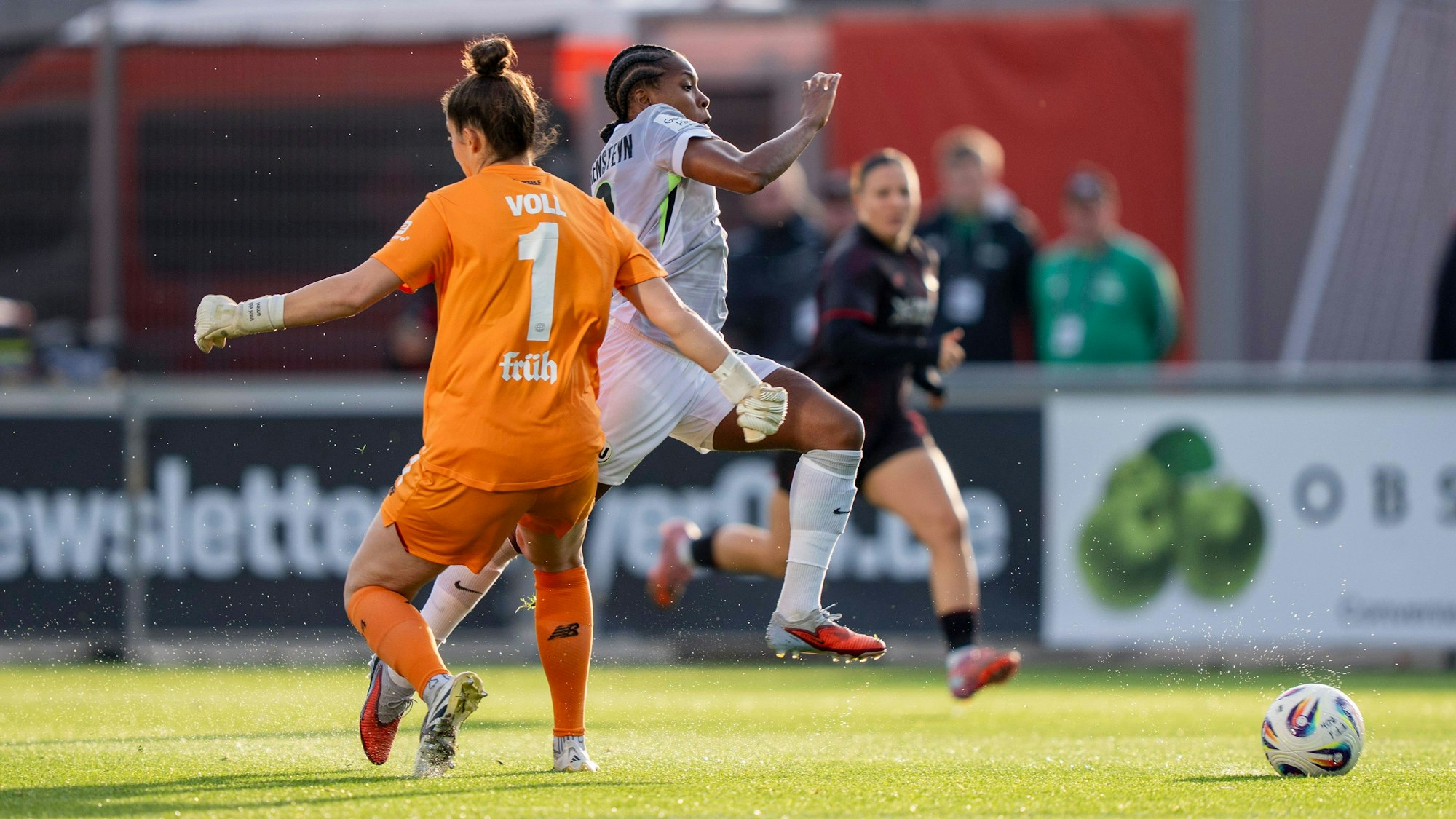 Charlotte Voll Bayer 04 Leverkusen, 1 mit einem Foul an Lineth Beerensteyn VfL Wolfsburg, 9 19.10.2025, Bayer Leverkusen - VfL Wolfsburg, Fussball, 7. Spieltag, Google Pixel Frauen-Bundesliga, GER, Leverkusen, Ulrich Haberland Stadion DFL regulations prohibit any use of photographs as image sequences and/or quasi-video. *** Charlotte Voll Bayer 04 Leverkusen, 1 with a foul on Lineth Beerensteyn VfL Wolfsburg, 9 19 10 2025, Bayer Leverkusen VfL Wolfsburg, Football, Matchday 7, Google Pixel Frauen Bundesliga, GER, Leverkusen, Ulrich Haberland Stadion DFL regulations prohibit any use of photographs as image sequences and or quasi video Copyright: HMBxMedia/xMarcoxBader