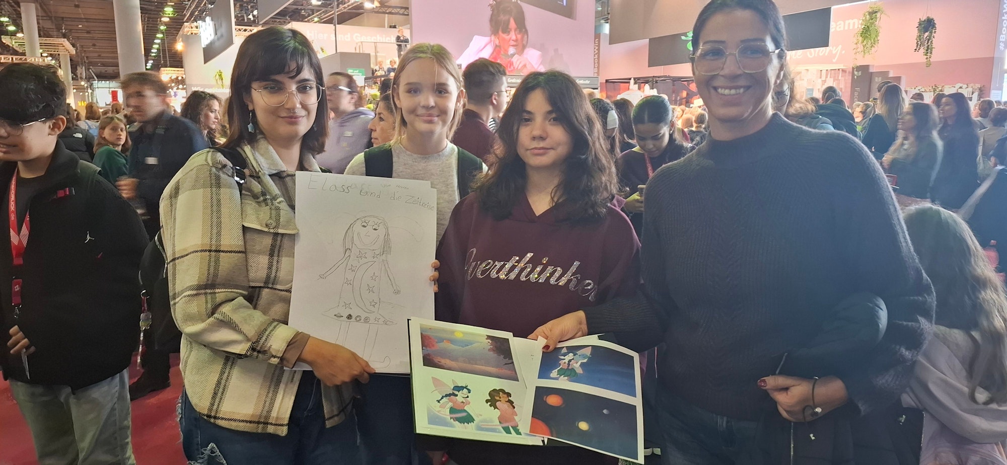 Zwei junge Künstlerinnen zeigen ihre Illustrationen. Giulia Marrocu (l.) ist die Projektleiterin, Giovanna Lombardo (r.) Begleiterin.
