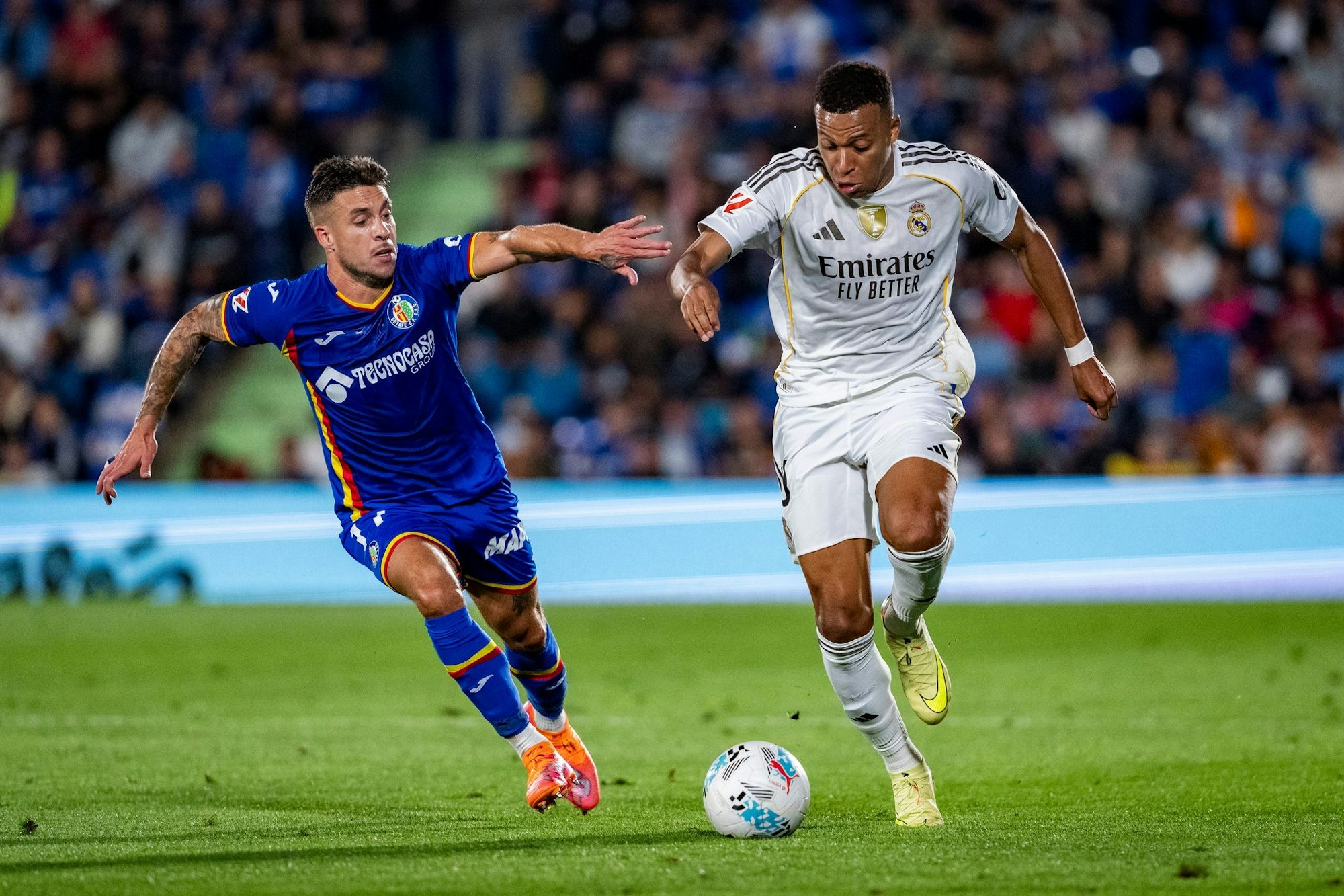Superstar Kylian Mbappé (r) verhalf Real Madrid zum Arbeitssieg in Getafe.