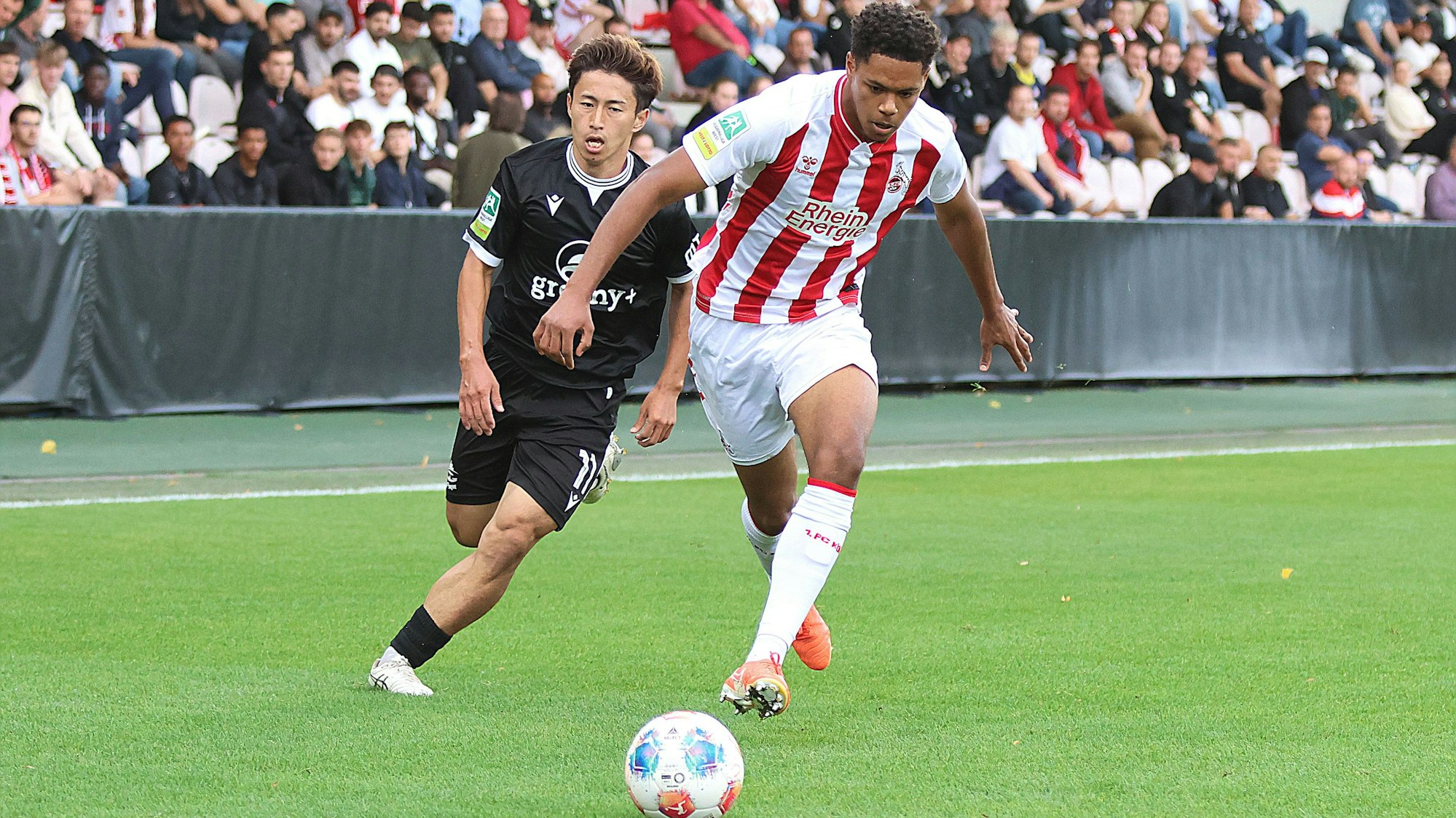 Regionalliga West: 1.FC Koeln U21 - Wuppertaler SV ** NUR FÜR REDAKTIONELLE ZWECKE ** EDITORIAL USE ONLY **Fussball Regionalliga West 6.Spieltag Montag 01.09.2025 Ort: Franz Kremer Stadion Koeln 1.FC Koeln U21 - Wuppertaler SV Im Bild von links Daiki Kamo (WSV) und Yannick Mausehund (Koeln U21) Deutschland Köln Copyright: StefanxRittershaus *** Regionalliga West 1 FC Koeln U21 Wuppertaler SV FOR EDITORIAL PURPOSES ONLY p Soccer Regionalliga West 6 Matchday Monday 01 09 2025 Location Franz Kremer Stadion Koeln 1 FC Koeln U21 Wuppertaler SV Pictured from left Daiki Kamo WSV and Yannick Mausehund Koeln U21 Germany Cologne Copyright StefanxRittershaus Copyright: StefanxRittershaus doc827idvm11ms18wcntmcj ,EDITORIAL USE ONLY