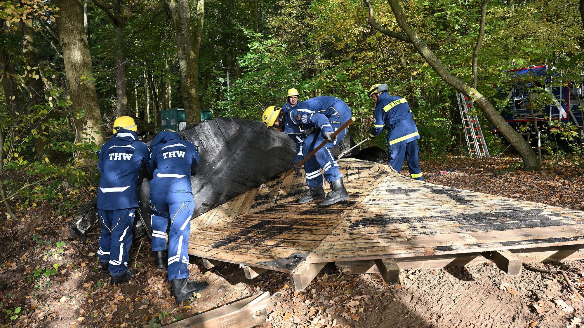 An Land wird der Holzpavillon aus dem Bensberger See zerlegt.