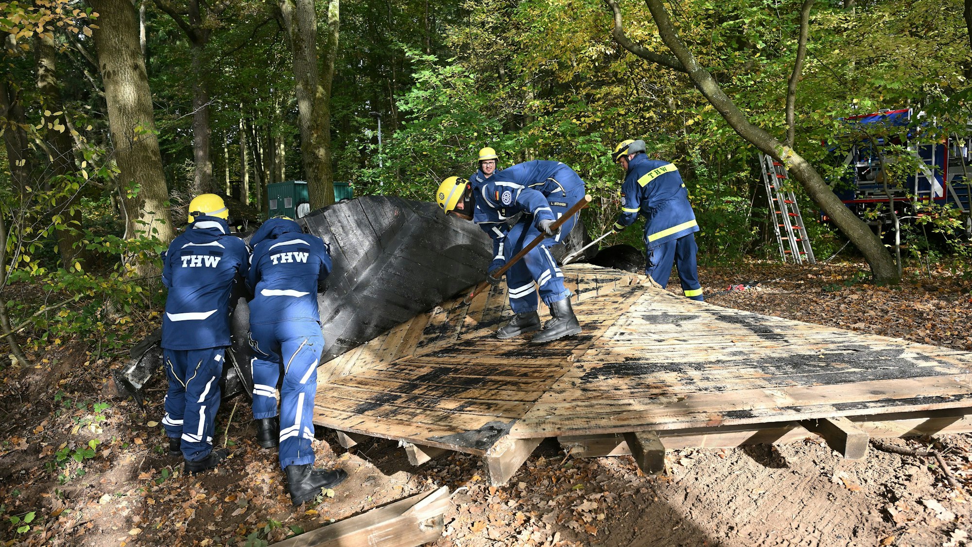 An Land wird der Holzpavillon aus dem Bensberger See zerlegt.