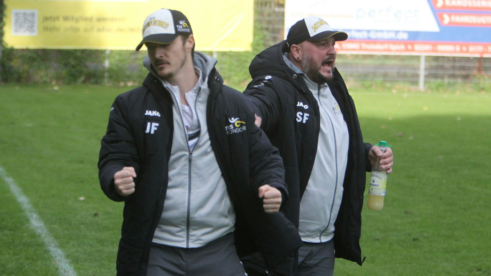 Cheftrainer Julian Fälber (links) und sein Bruder Sascha bejubeln die Mondorfer Führung.