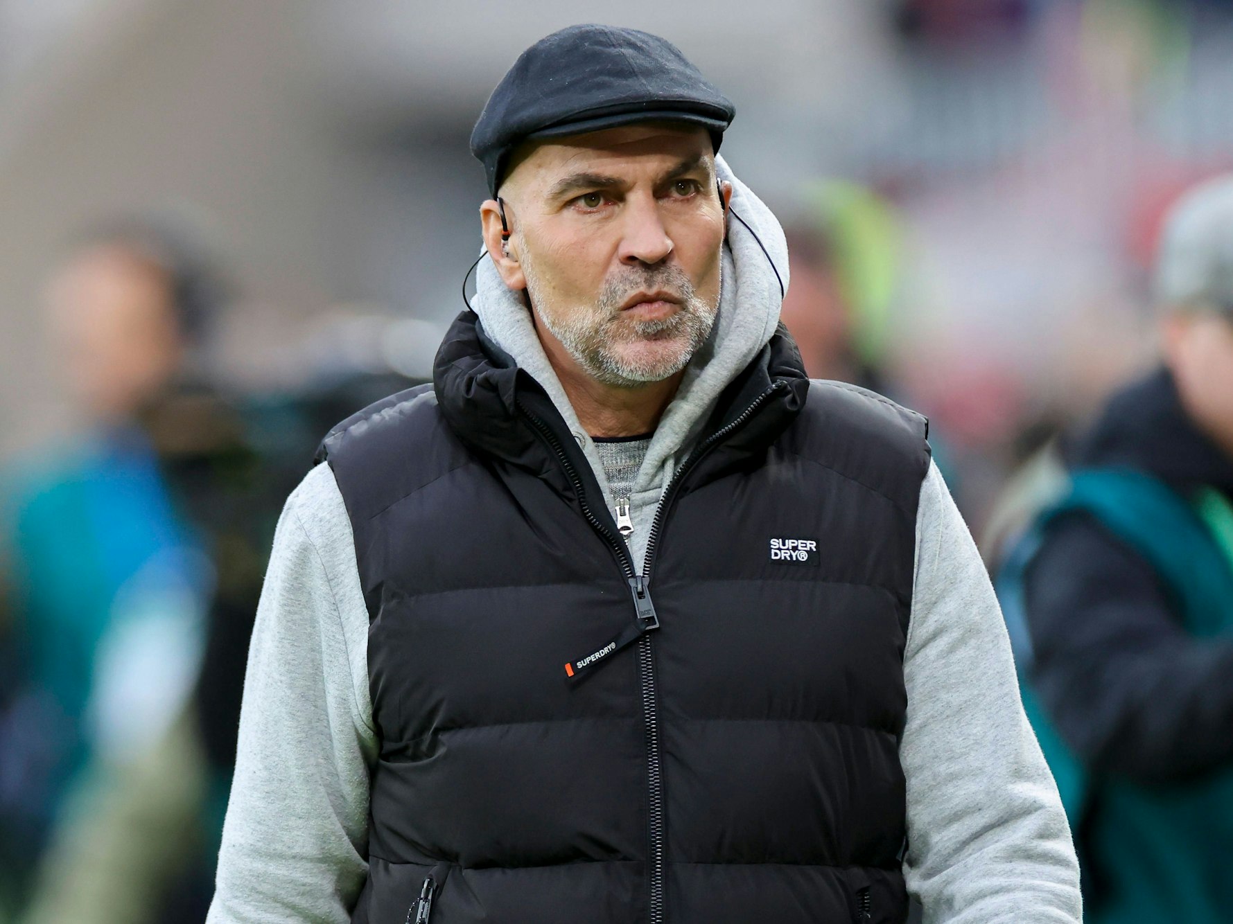 Markus Babbel mit Kappe im Stadion.