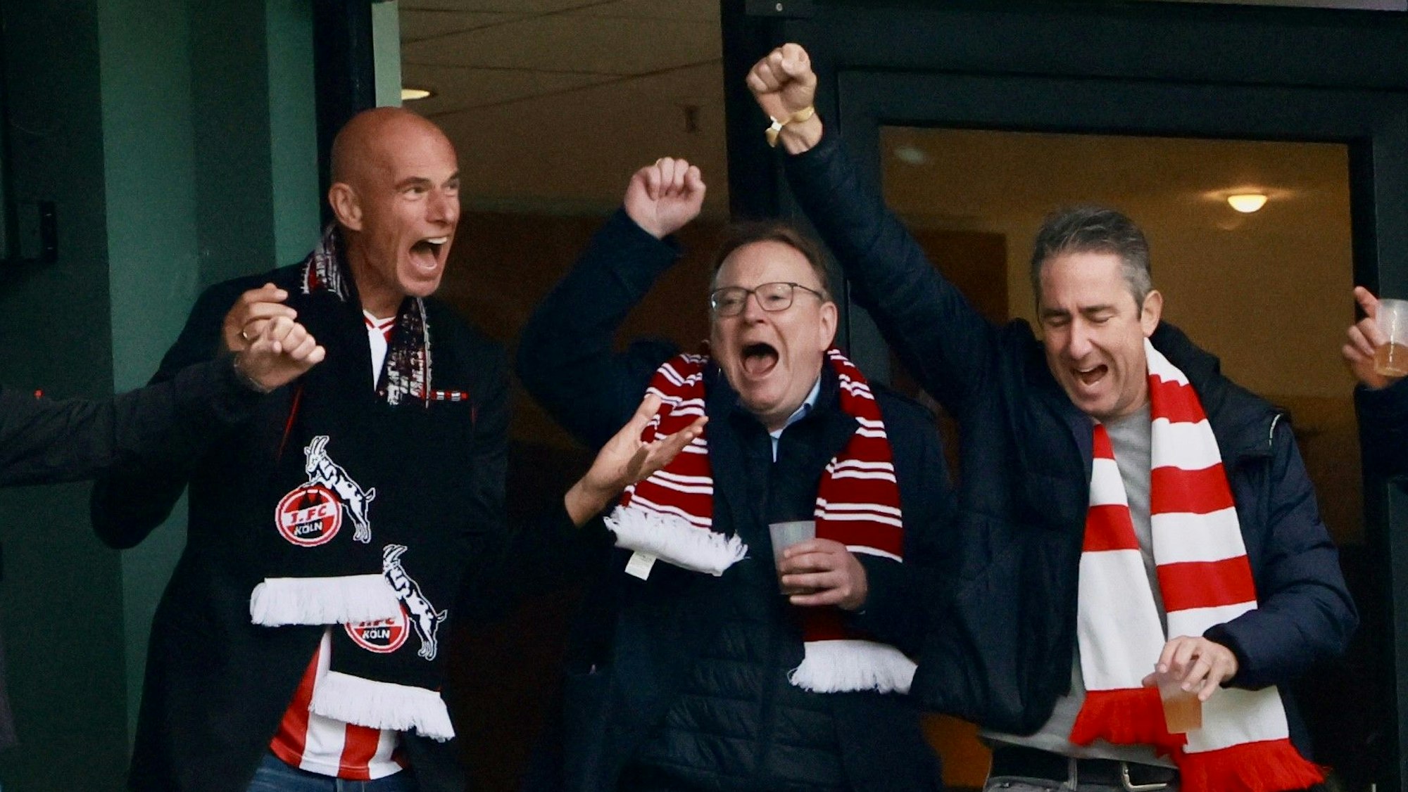 Kollektiver Jubel beim FC (v.l.): der neue FC-Präsident Jörn Stobbe, der designierte Kölner OB Torsten Burmester und der Sportausschuss-Vorsitzende Oliver Seeck