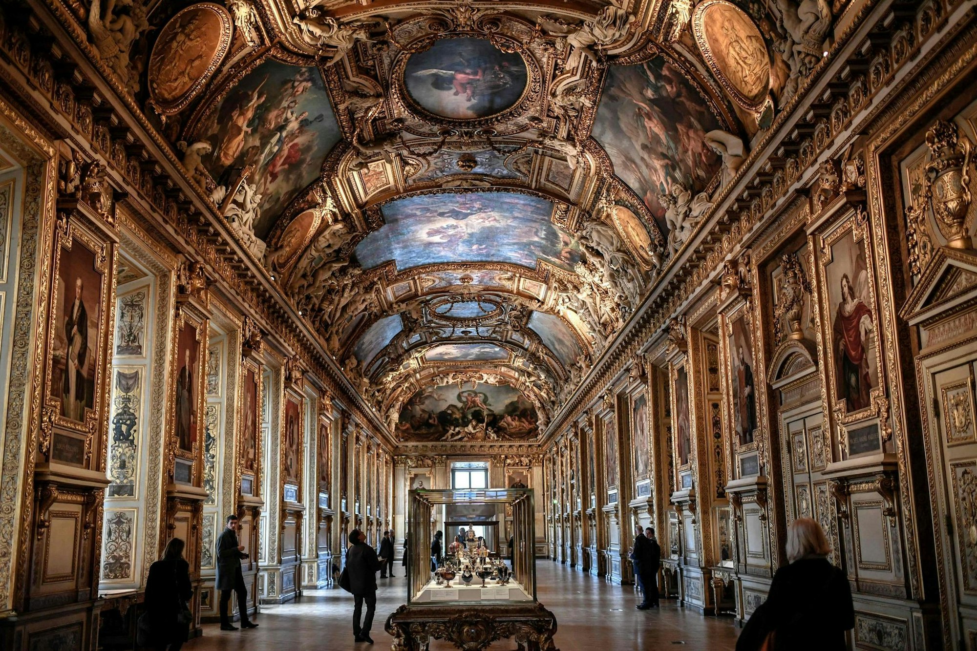 In der prachtvollen Galerie d'Apollon im Louvre wird kostbarer Schmuck ausgestellt. (Archivbild)