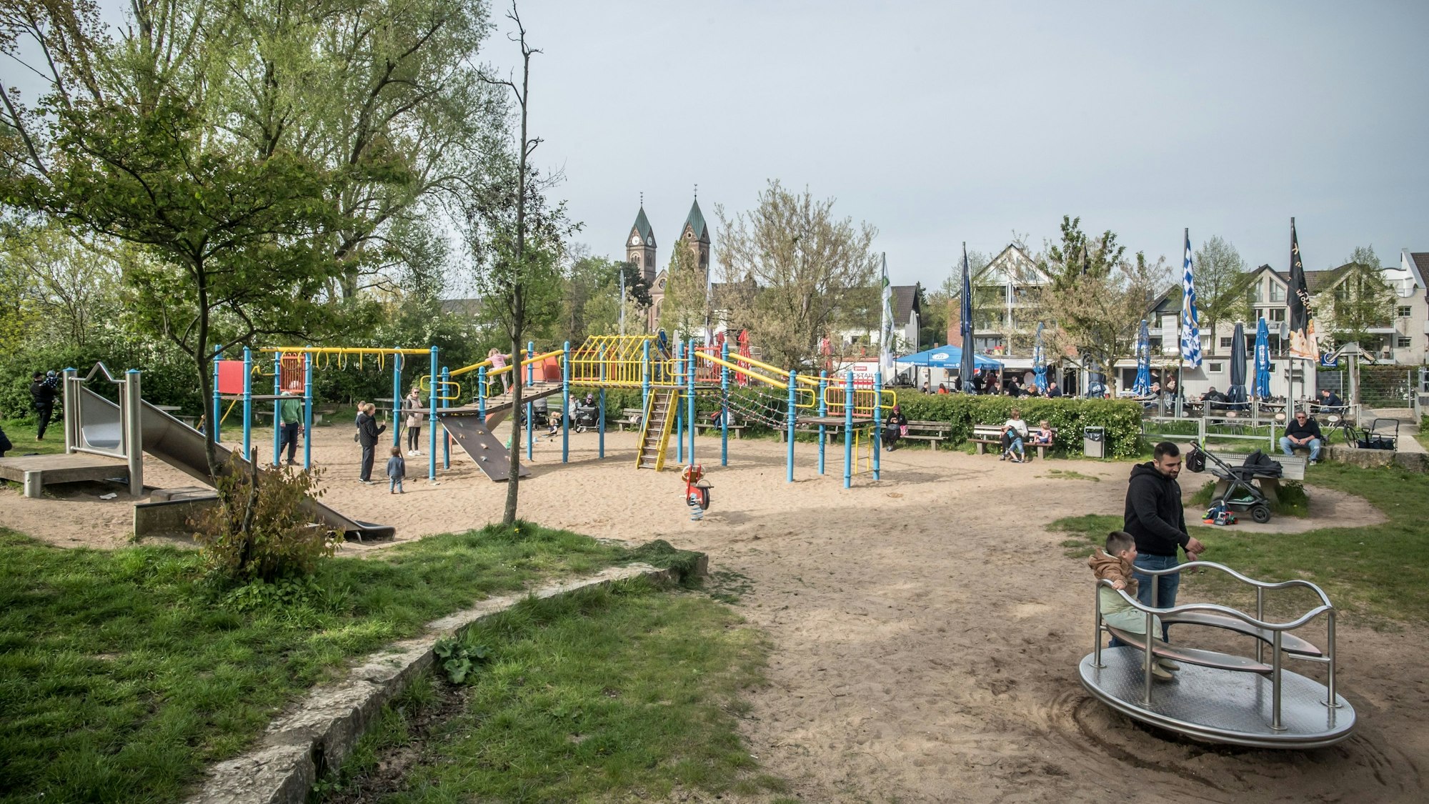Der CDU war aufgefallen, dass an mehreren Spielplätzen in Leverkusen Geräte abgebaut wurden. (Archivfoto 2023)