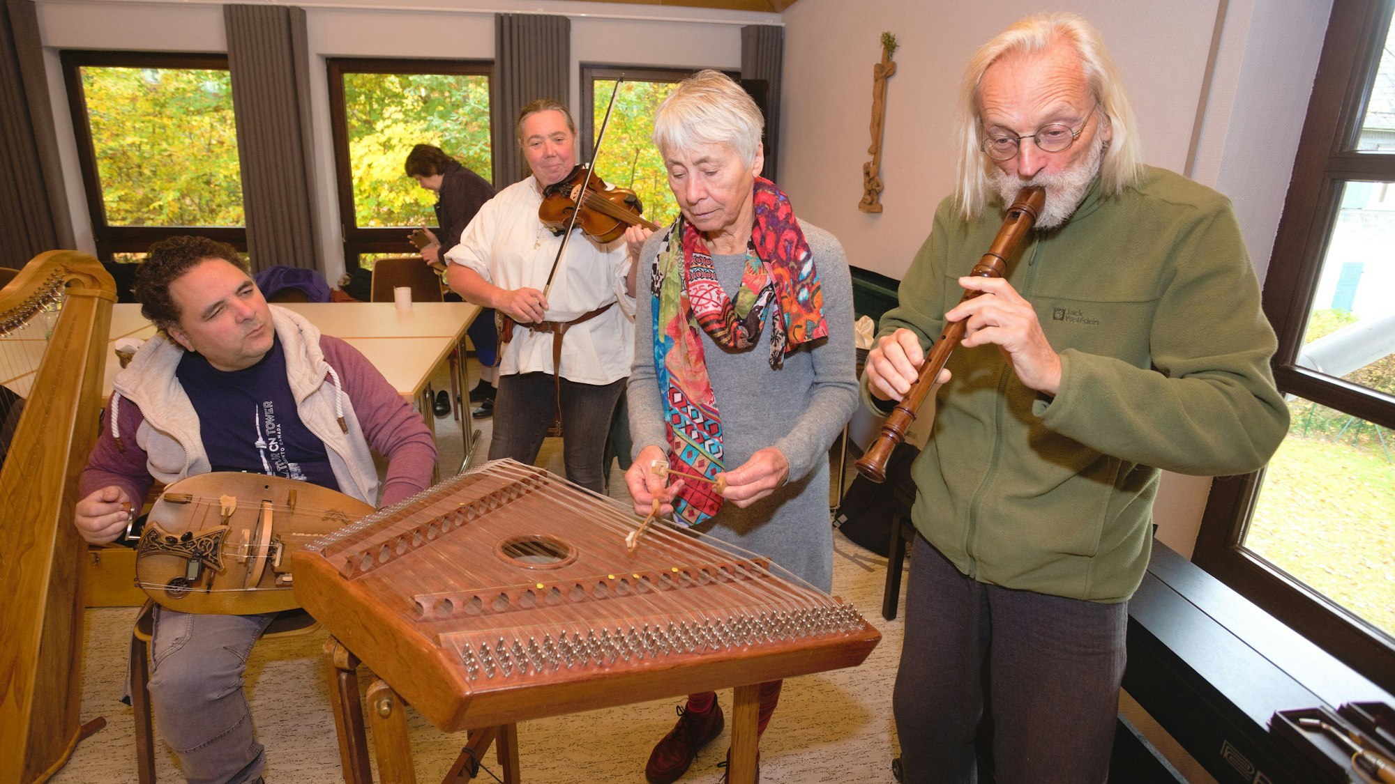 Eine Gruppe spielt mittelalterliche Musik bei einem Tanzkurs.