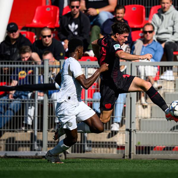 Bayer 04 Leverkusens Torjäger Dustin Buck (r.)