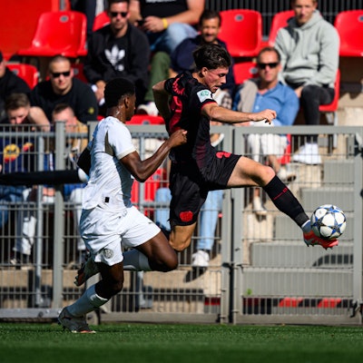Bayer 04 Leverkusens Torjäger Dustin Buck (r.)