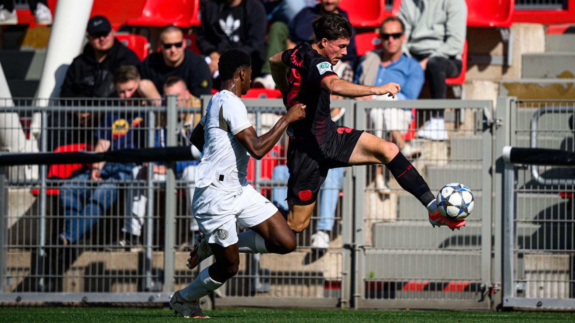 Bayer 04 Leverkusens Torjäger Dustin Buck (r.)