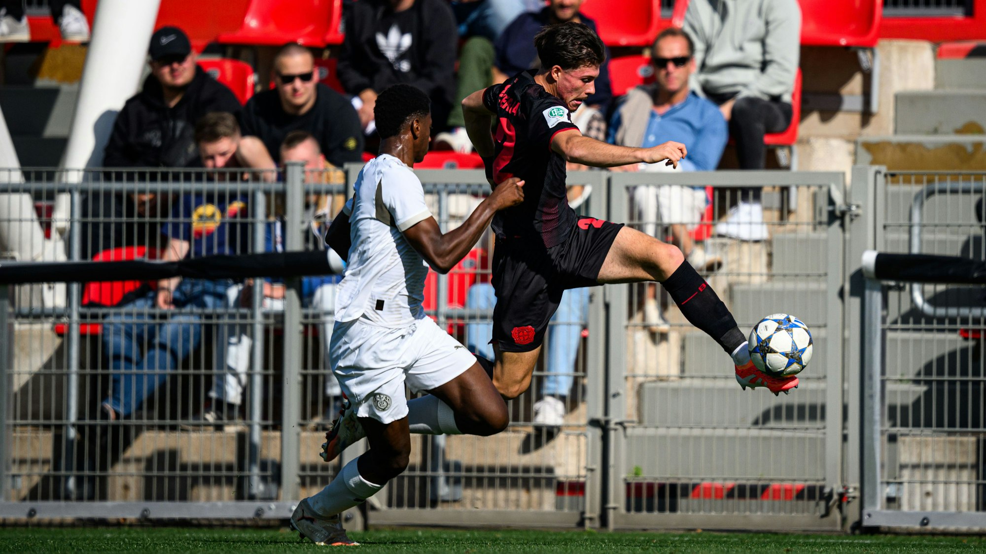 Bayer 04 Leverkusens Torjäger Dustin Buck (r.)